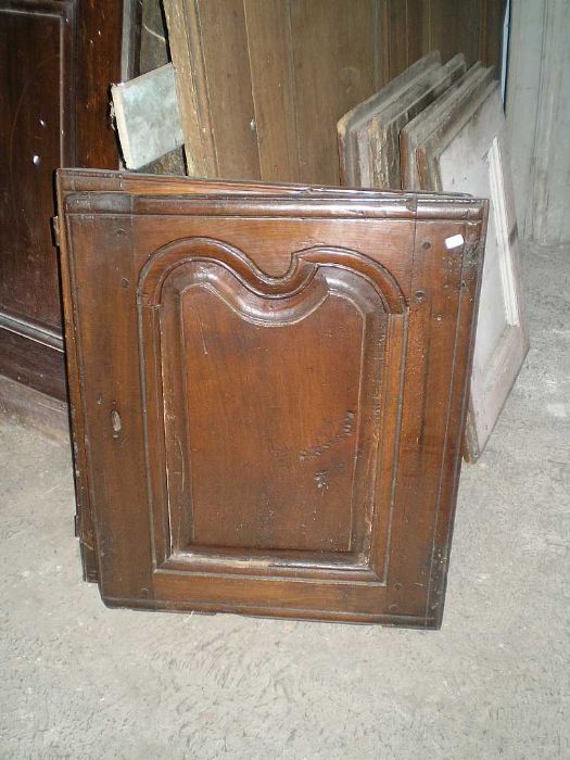 par de puertas de madera de nogal