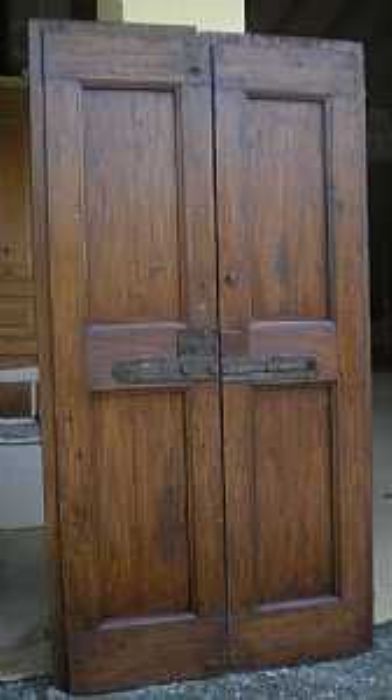Puerta de dos hojas en álamo